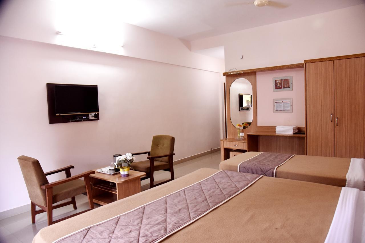 Slr Residency Hotel Subrahmanya Luaran gambar