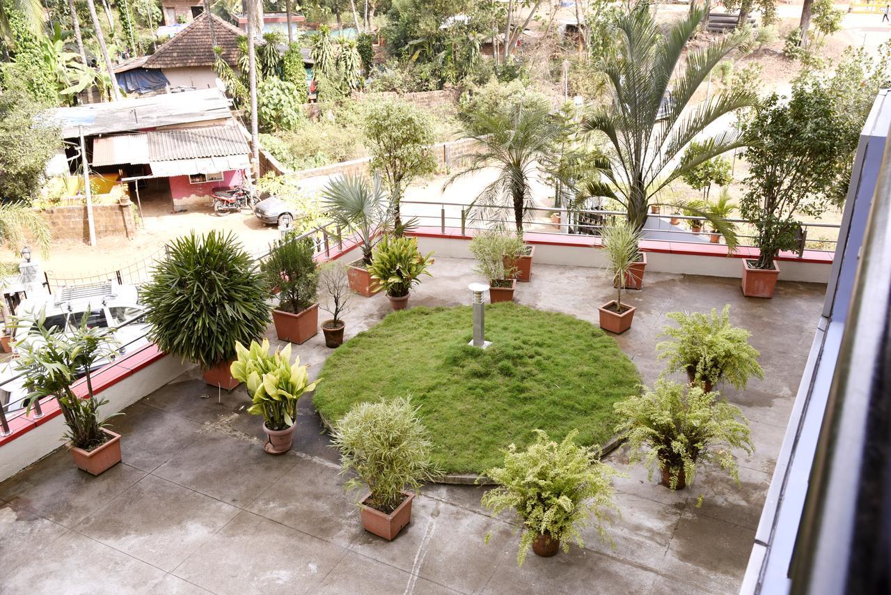 Slr Residency Hotel Subrahmanya Luaran gambar