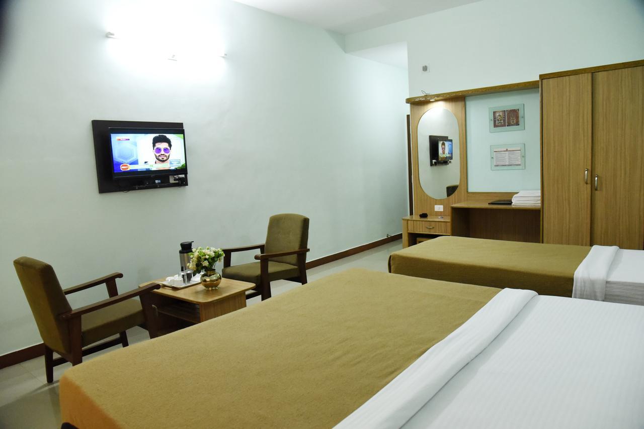 Slr Residency Hotel Subrahmanya Luaran gambar