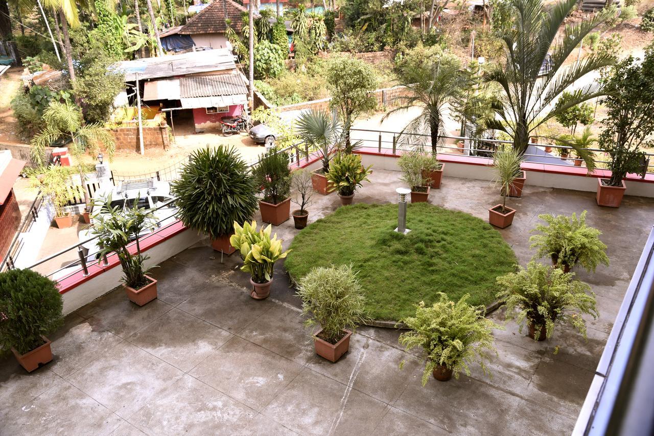 Slr Residency Hotel Subrahmanya Luaran gambar