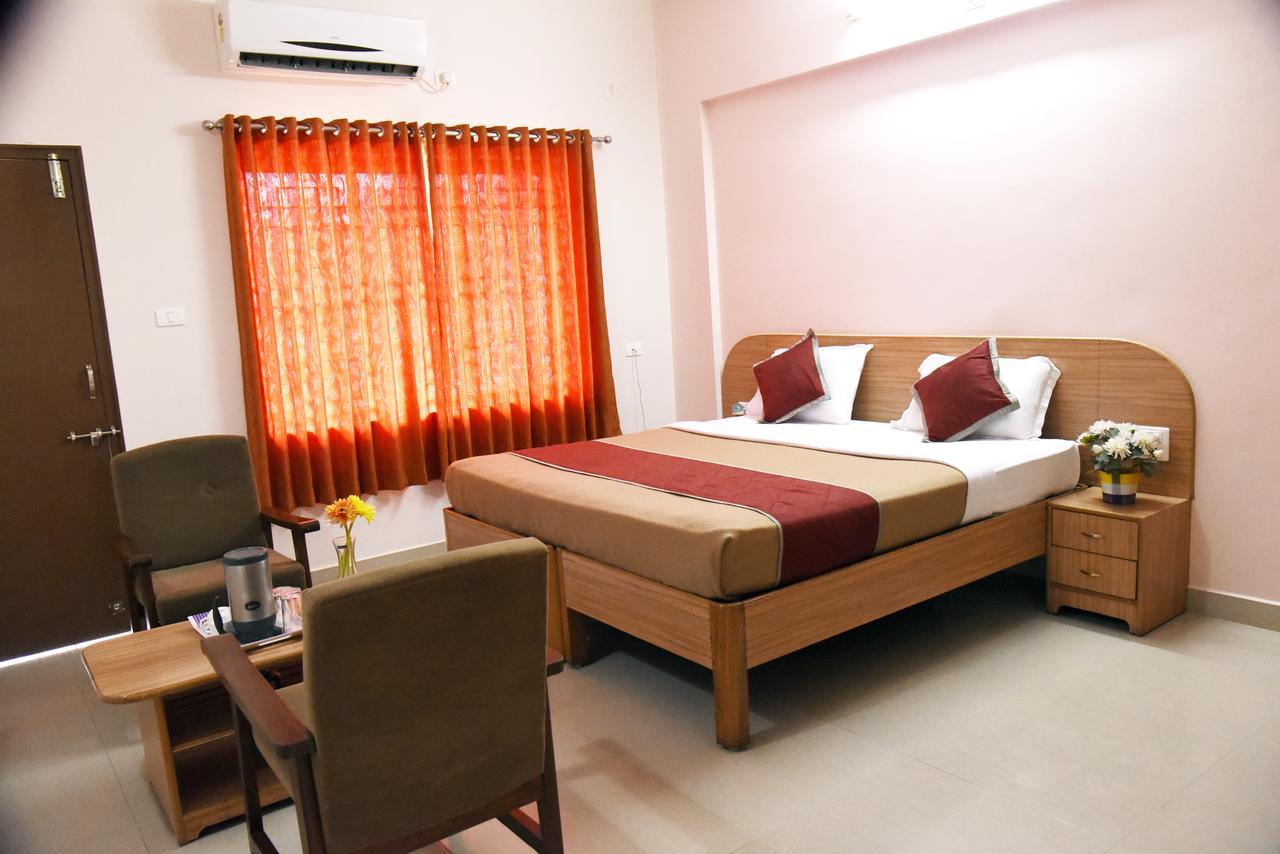 Slr Residency Hotel Subrahmanya Luaran gambar