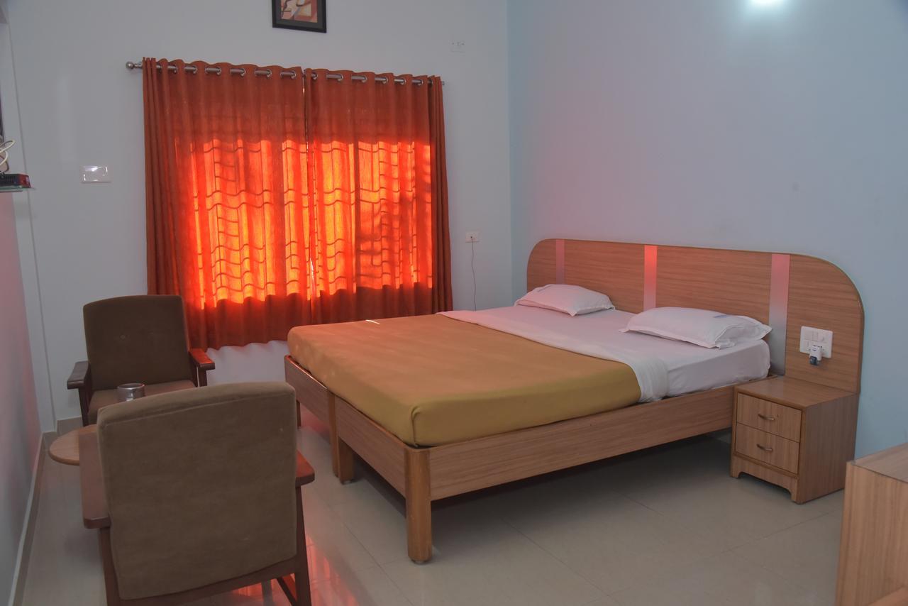 Slr Residency Hotel Subrahmanya Luaran gambar