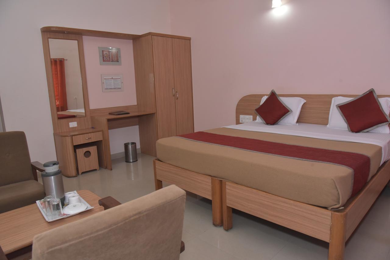 Slr Residency Hotel Subrahmanya Luaran gambar