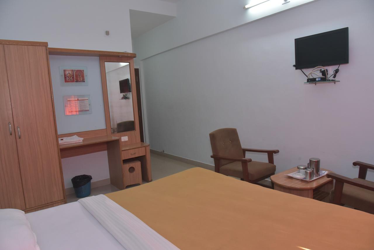 Slr Residency Hotel Subrahmanya Luaran gambar