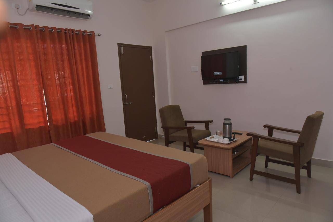Slr Residency Hotel Subrahmanya Luaran gambar