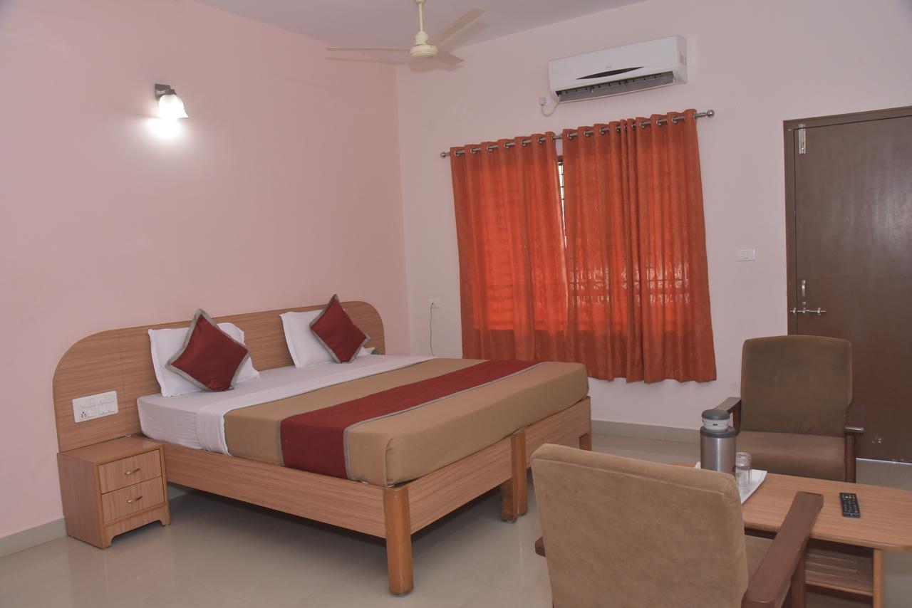 Slr Residency Hotel Subrahmanya Luaran gambar